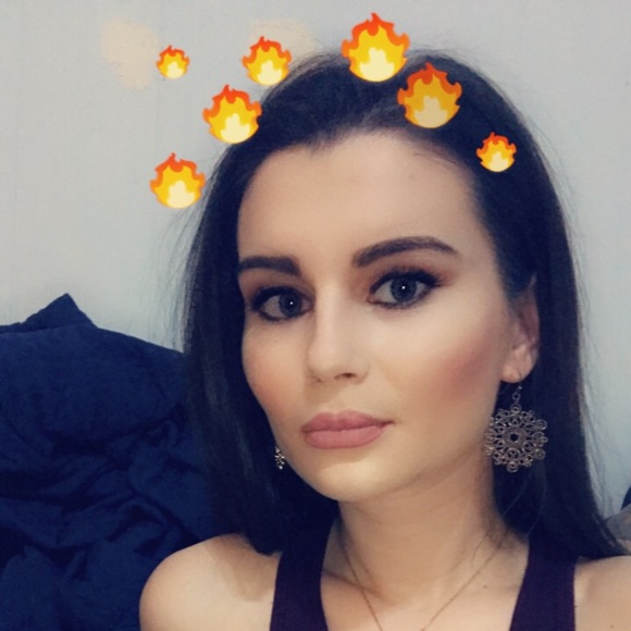 Vera Wang earrings - gold color not real gold - Picture 3 of 3